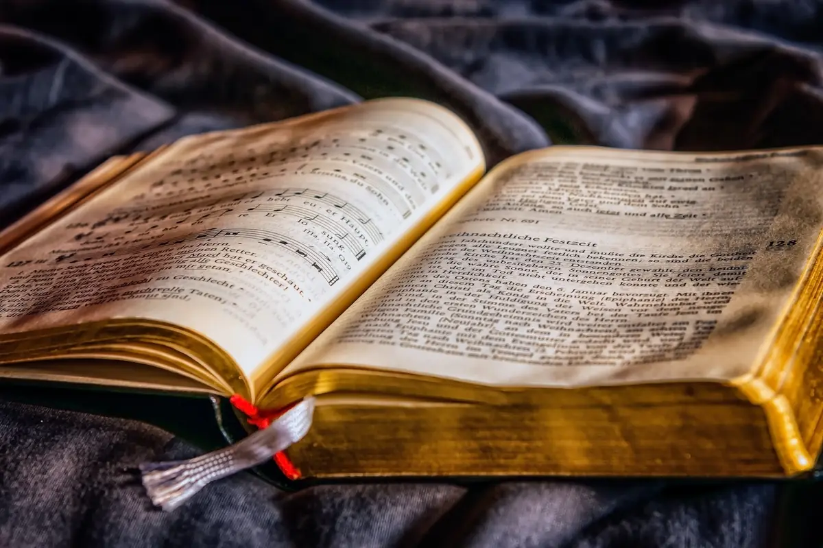 Biblia abierta con páginas doradas